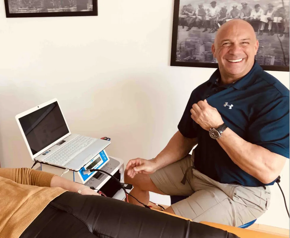 Martin AIber bei einer Messung mit Analysegerät und Laptop