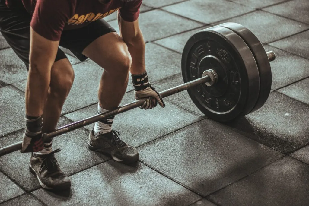 Hantelstange wird für ein Krafttraining vorbereitet