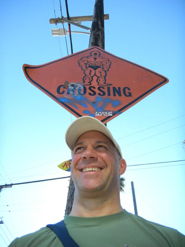 Martin AIber lächelnd unter einem Straßenschild