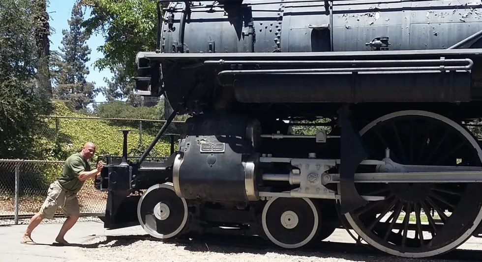Martin AIber schiebt eine Dampflokomotive